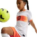 2ª Equipación de fútbol para niño de Países Bajos 2026. Camiseta oficial de la selección holandesa en versión infantil.