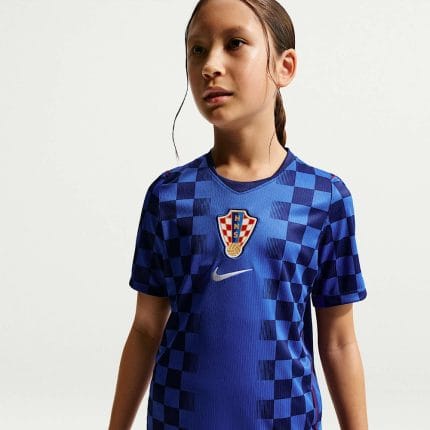 Segunda equipación oficial de Croacia 2026 para niño. Camiseta y pantalón de visitante para los jóvenes aficionados al fútbol.