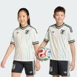 Camiseta de la segunda equipación de Japón 2026 para niños. Vista frontal del conjunto de fútbol oficial.