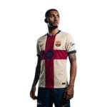 Vista frontal de la cuarta camiseta del FC Barcelona para la temporada 2027. Diseño oficial para adulto.