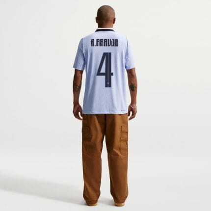 Camiseta de la primera equipación de Uruguay 2026 para adulto con el dorsal y nombre del jugador Ronald Araujo.