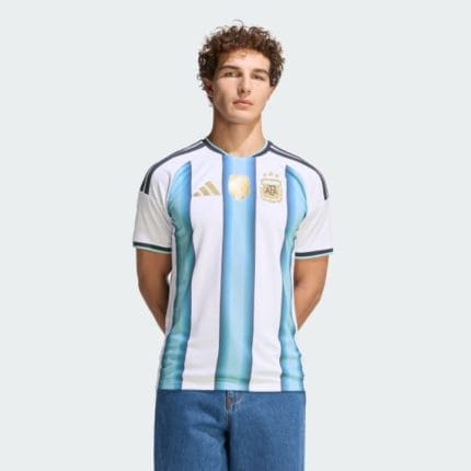 Camiseta titular de Argentina 2026 para adulto. Diseño oficial albiceleste con el escudo de la AFA y las tres estrellas de campeón.