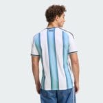 Camiseta titular de Argentina 2026 para adulto. Diseño oficial albiceleste con el escudo de la AFA y las tres estrellas de campeón.