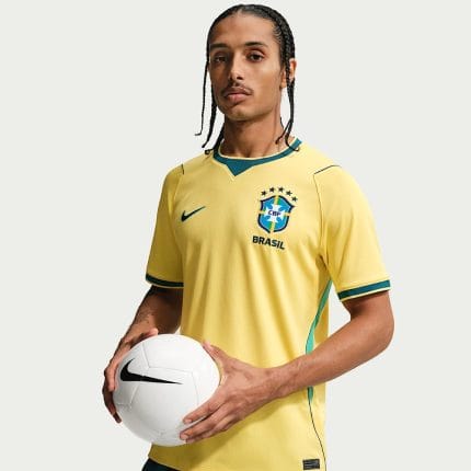 Camiseta de fútbol de la primera equipación de Brasil para la temporada 2026. Uniforme oficial para adulto color amarillo y verde.