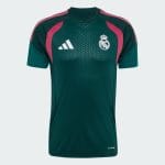 Camiseta de entrenamiento del Real Madrid temporada 26/27 para adulto. Viste la equipación oficial de entrenamiento del club blanco.