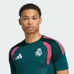 Camiseta de entrenamiento del Real Madrid temporada 26/27 para adulto. Viste la equipación oficial de entrenamiento del club blanco.