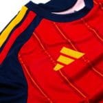 Camiseta oficial Selección Española 2026, primera equipación de fútbol para adulto. Diseño exclusivo del Mundial.