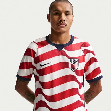 Camiseta de la primera equipación de Estados Unidos para el Mundial 2026, versión de adulto. Diseño oficial con escudo y patrocinadores.