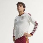 Vista frontal de la camiseta oficial de manga larga para la segunda equipación de España 2026, versión para adulto.