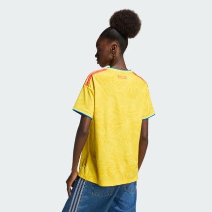 Camiseta primera equipación de la Selección Colombia para mujer, versión 2026. Uniforme oficial amarillo para aficionadas.