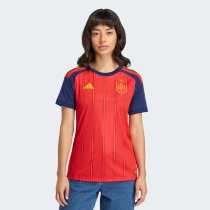 Camiseta de fútbol para mujer de la Selección Española, primera equipación para el Mundial 2026, en color rojo oficial.