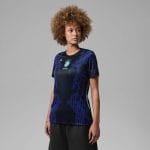 Vista frontal de la camiseta de mujer de la segunda equipación de Brasil 2026. Diseño oficial para aficionadas del equipo brasileño.
