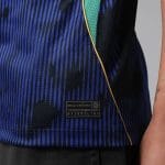 Vista frontal de la camiseta de mujer de la segunda equipación de Brasil 2026. Diseño oficial para aficionadas del equipo brasileño.