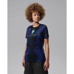 Vista frontal de la camiseta de mujer de la segunda equipación de Brasil 2026. Diseño oficial para aficionadas del equipo brasileño.