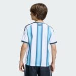 Camiseta de niño de la primera equipación de Argentina para el Mundial 2026. Diseño oficial con las clásicas rayas albicelestes.