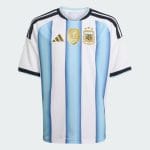 Camiseta de niño de la primera equipación de Argentina para el Mundial 2026. Diseño oficial con las clásicas rayas albicelestes.