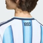 Camiseta de niño de la primera equipación de Argentina para el Mundial 2026. Diseño oficial con las clásicas rayas albicelestes.