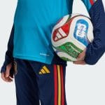 Camiseta de entrenamiento de España 2026 para niño. Modelo de manga larga de la equipación de entrenamiento oficial para niños.