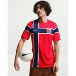 Camiseta de la primera equipación de Noruega para la temporada 2026 para adulto. Diseño oficial en rojo con detalles de la bandera.