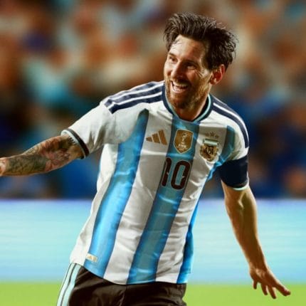 Camiseta oficial de la primera equipación de Argentina 2026 para adulto. Diseño albiceleste con el escudo de la AFA y tres estrellas.