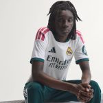 Camiseta primera equipación Real Madrid versión jugador oficial 26/27. Detalle de tela transpirable y escudo termotransferido.