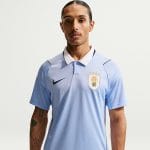 Camiseta oficial de Uruguay para el Mundial 2026, primera equipación de adulto. Color celeste con escudo y detalles dorados.