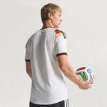 Camiseta de fútbol versión jugador de la primera equipación de Alemania 2026 para adulto, con detalles auténticos.