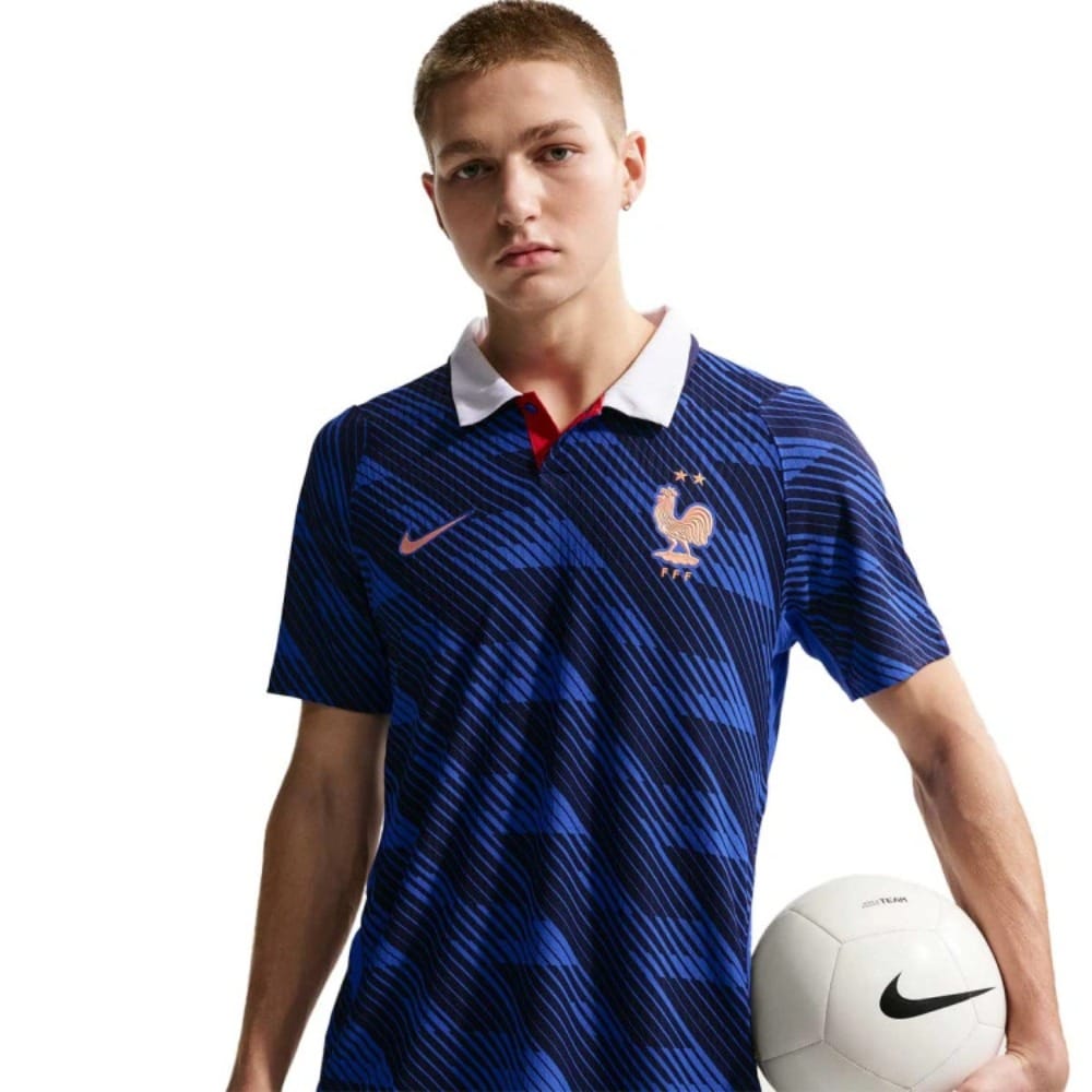 CAMISETA VERSION JUGADOR FRANCIA 2026 Camiseta de la primera equipación de Francia 2026 para adulto. Versión jugador con detalles auténticos y escudo bordado.