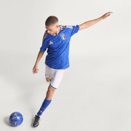 Camiseta de fútbol de Italia para adulto, versión jugador de la primera equipación temporada 2026. Diseño ajustado y transpirable.