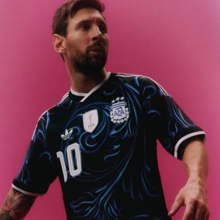 Camiseta de fútbol visitante de Argentina 2026, versión jugador para hombre. Diseño oficial de la segunda equipación albiceleste.