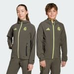 Chaqueta de entrenamiento verde del Real Madrid para niño. Prenda oficial del club, ideal para los pequeños aficionados madridistas.