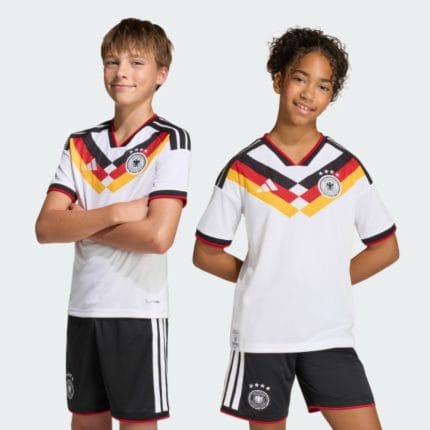 Primera equipación de fútbol de Alemania 2026 para niño. Conjunto oficial de camiseta y pantalón corto para jóvenes aficionados.