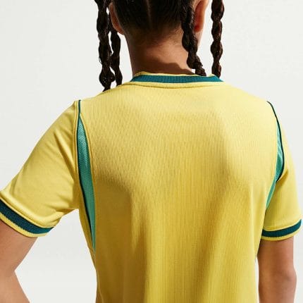 Equipación de fútbol para niño de la selección de Brasil 2026. Primera equipación oficial amarilla con pantalón corto azul.