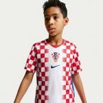 Primera equipación de Croacia para niño del Mundial 2026, con camiseta y pantalón con el icónico diseño a cuadros.
