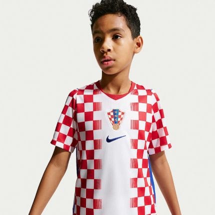 Primera equipación de Croacia para niño del Mundial 2026, con camiseta y pantalón con el icónico diseño a cuadros.