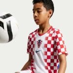 Primera equipación de Croacia para niño del Mundial 2026, con camiseta y pantalón con el icónico diseño a cuadros.