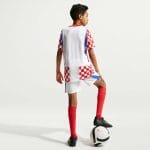 Primera equipación de Croacia para niño del Mundial 2026, con camiseta y pantalón con el icónico diseño a cuadros.