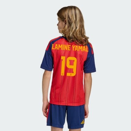 Equipación de niño de la primera equipación de España, color rojo, con el dorsal y nombre oficial de la estrella Lamine Yamal.