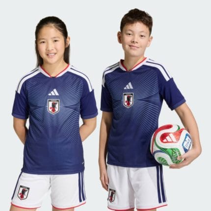 Primera equipación de fútbol para niño de la selección de Japón para la temporada 2026/27. Incluye camiseta y pantalón corto.