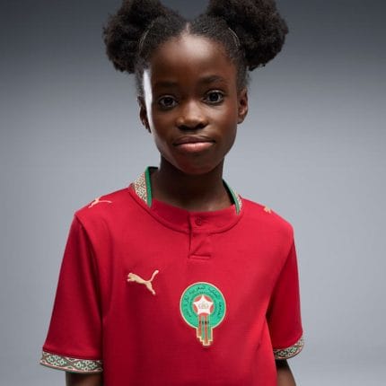 Primera equipación de fútbol de Marruecos para niño del Mundial 2026. Conjunto de camiseta y pantalón en color rojo y verde.
