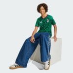 Equipación de fútbol para niño de México 2026, primera equipación oficial. Camiseta y pantalón verde para el Mundial.