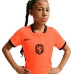 Primera equipación de fútbol de Países Bajos para niño, versión 2026. Camiseta y pantalón corto de color naranja oficial.
