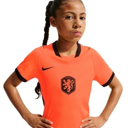 Primera equipación de fútbol de Países Bajos para niño, versión 2026. Camiseta y pantalón corto de color naranja oficial.