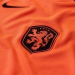 Primera equipación de fútbol de Países Bajos para niño, versión 2026. Camiseta y pantalón corto de color naranja oficial.