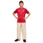 Primera equipación oficial de niño de la selección de Portugal para 2026. Conjunto de camiseta y pantalón rojo y verde.