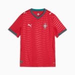 Primera equipación oficial de niño de la selección de Portugal para 2026. Conjunto de camiseta y pantalón rojo y verde.