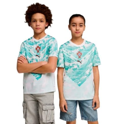 Equipación de niño visitante de Portugal para el Mundial 2026. Camiseta y pantalón corto de la segunda equipación oficial.