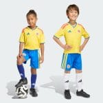 Primera equipación de fútbol de Colombia 2026 para niños. Conjunto oficial con la camiseta amarilla y el pantalón azul.