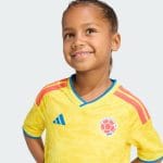 Primera equipación de fútbol de Colombia 2026 para niños. Conjunto oficial con la camiseta amarilla y el pantalón azul.