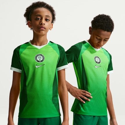 Primera equipación de fútbol de Nigeria 2026 para niños. Conjunto oficial de camiseta y pantalón corto de las Super Águilas.